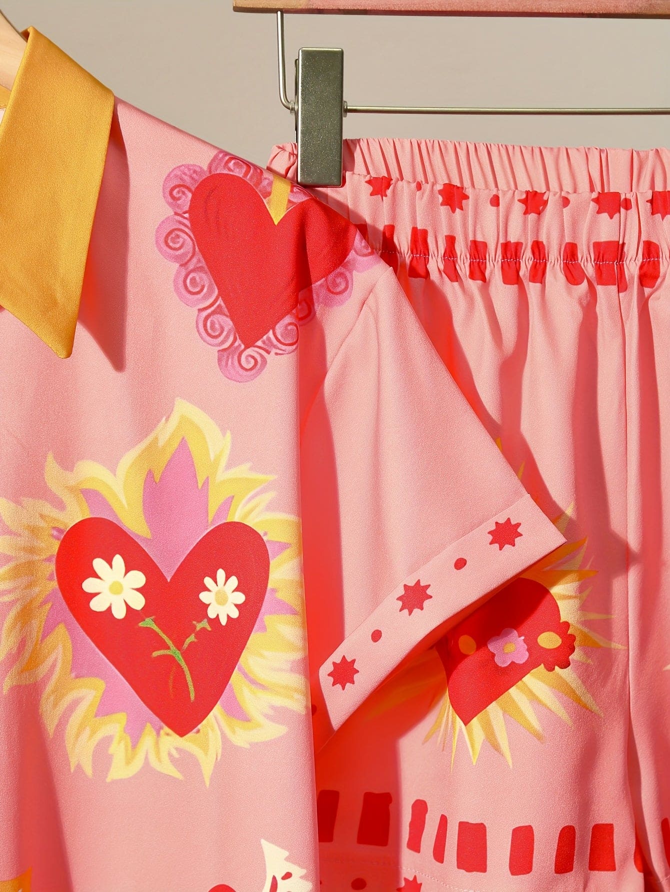 Women'S Pink Heart Print Short Sleeve Blouse & Shorts Set - Casual Beach Vacation Style, Polyester Fabric, Casual Attire|Beach Attire|Polyester Fabric